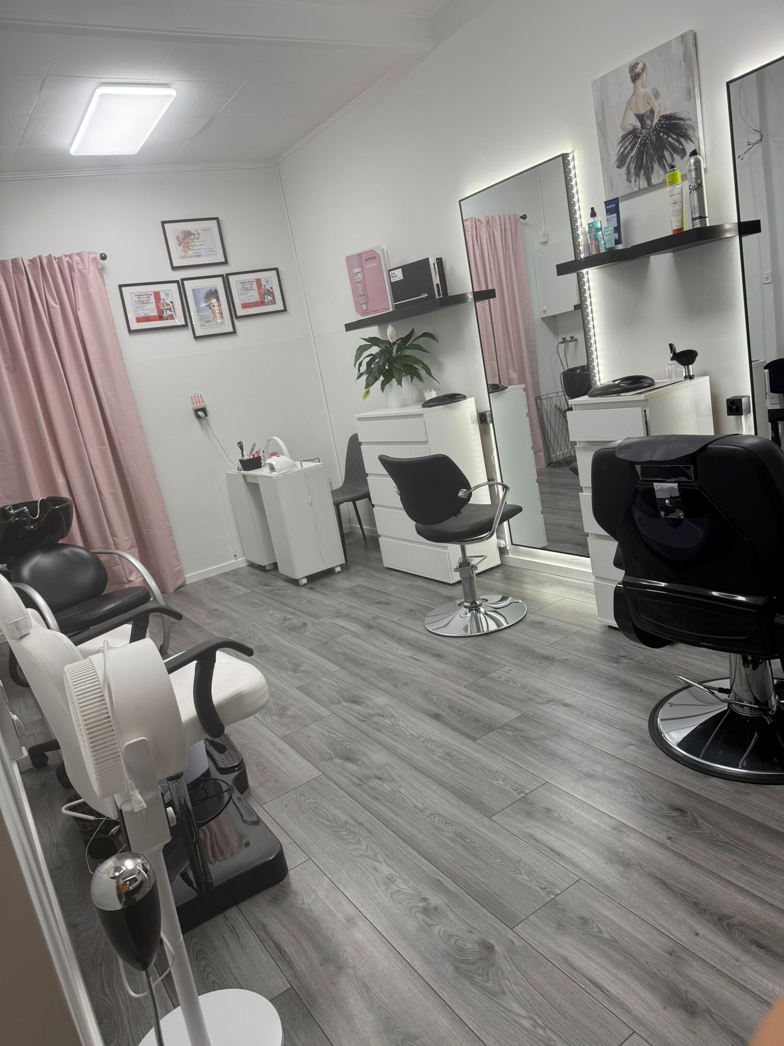 Intérieur du salon R&S Coiffure à Genève